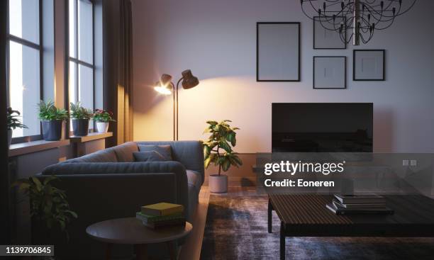 skandinavisches stil-wohnzimmer im abend - elektrische lampe stock-fotos und bilder