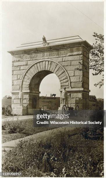 Camp Randall Memorial Arch and Civil War cannons honor the Wisconsin Civil War soldiers on the University of Wisconsin-Madison campus, Madison,...