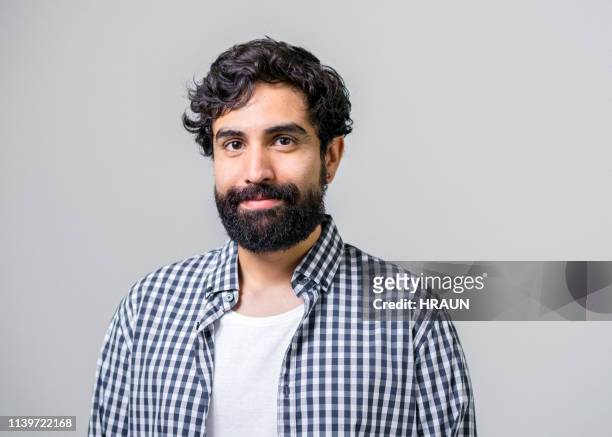 uomo adulto medio sorridente su sfondo grigio - sfondo grigio foto e immagini stock