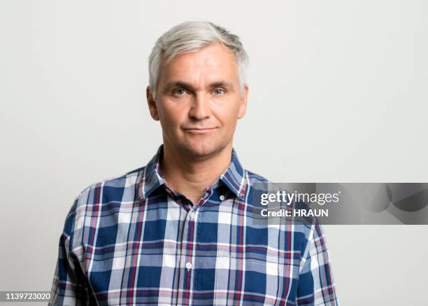 retrato de hombre confiado usando camisa de cuadros - camisa a cuadros fotografías e imágenes de stock