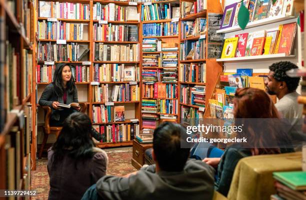 grupo de libros con el autor - librería fotografías e imágenes de stock