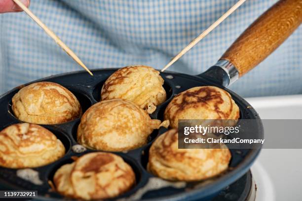 traditionele appel pannenkoeken of aebleskiver in het deens. - deens broodje stockfoto's en -beelden