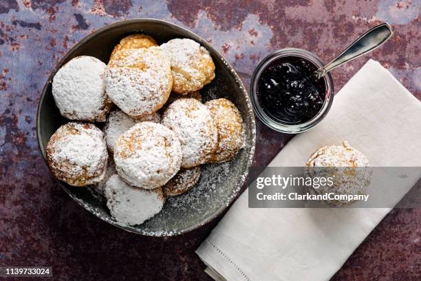 traditionele appel pannenkoeken of aebleskiver in het deens. - deens broodje stockfoto's en -beelden