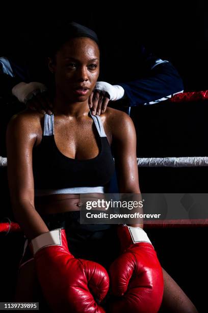 frau boxer in der ecke - women's boxing stock-fotos und bilder