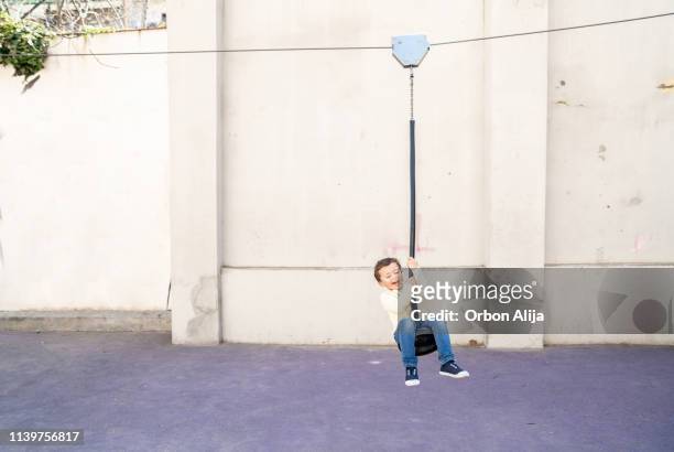 pojke på en zipline - blixtlås bildbanksfoton och bilder