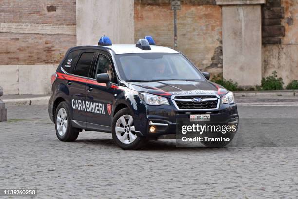 subaru forester coche gendarmería italiano en la calle - carabinieri fotografías e imágenes de stock