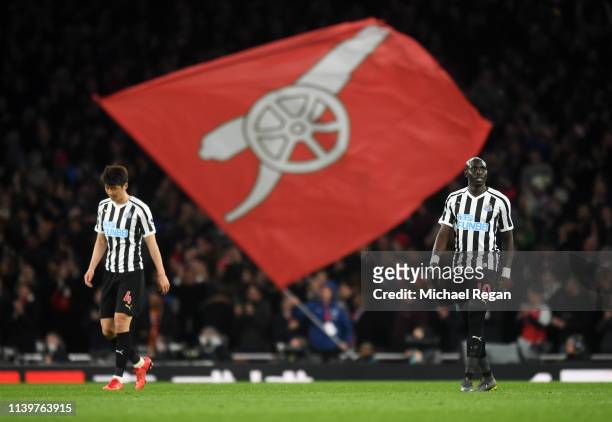 Ki Sung-Yeung 1and Mohamed Diame of Newcastle United look dejected during the Premier League match between Arsenal FC and Newcastle United at...