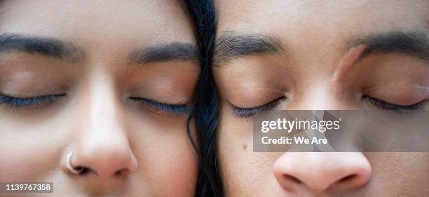 friends cheek to cheek - guancia a guancia foto e immagini stock