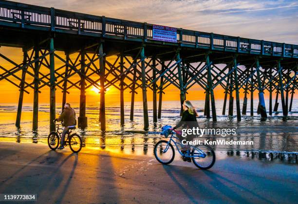 andar en bicicleta en la playa - south carolina fotografías e imágenes de stock