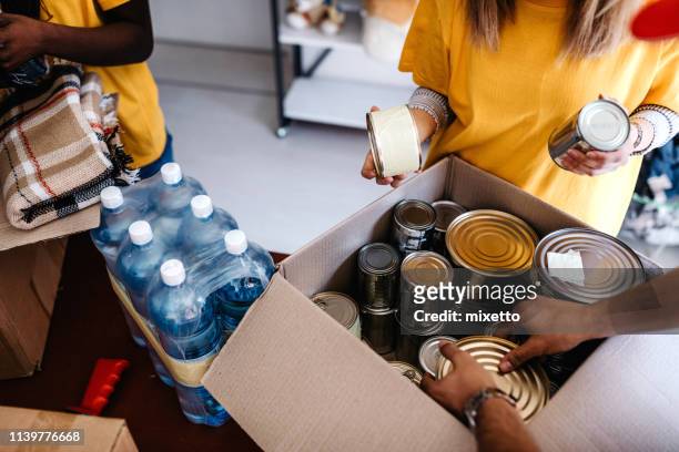 貧しい人々を助ける寛大な人々 - food pantry ストックフォトと画像