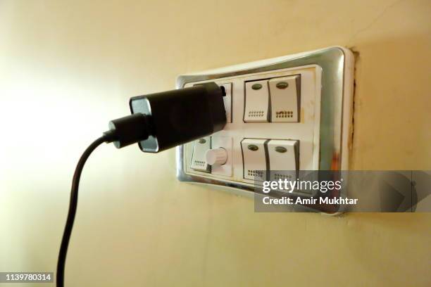 power plug and electric on and off switches on the wall - punjab pakistan stockfoto's en -beelden