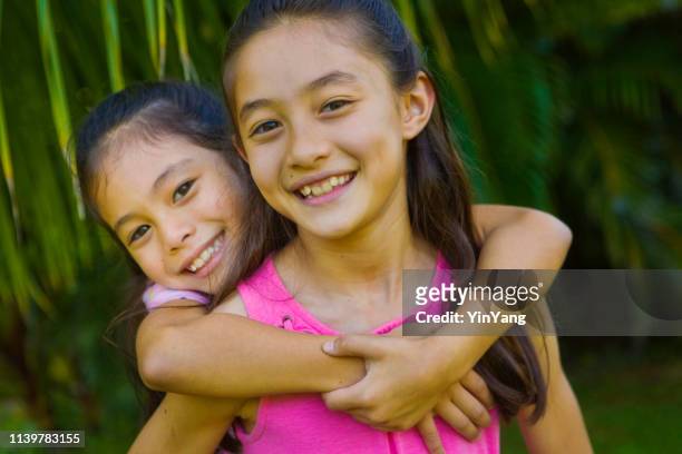 el retrato al aire libre de la familia hawaiana con dos adolescentes preadolescentes - polinesia fotografías e imágenes de stock