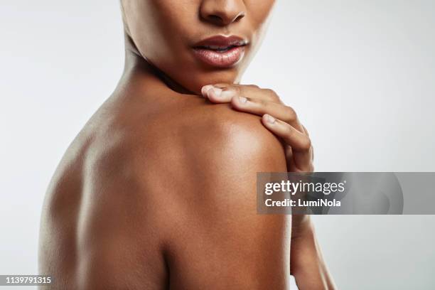 cuida de él - beautiful black women pics fotografías e imágenes de stock