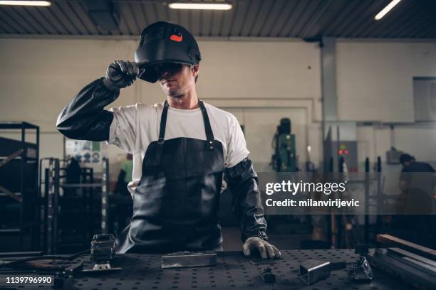 industriële lasser met fakkel - metal sanding stockfoto's en -beelden