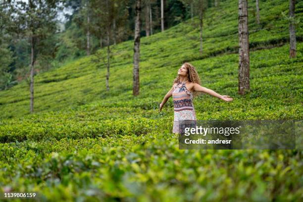 femme très heureuse au sri lanka visitant une plantation de thé - sri lanka and tea plantation photos et images de collection