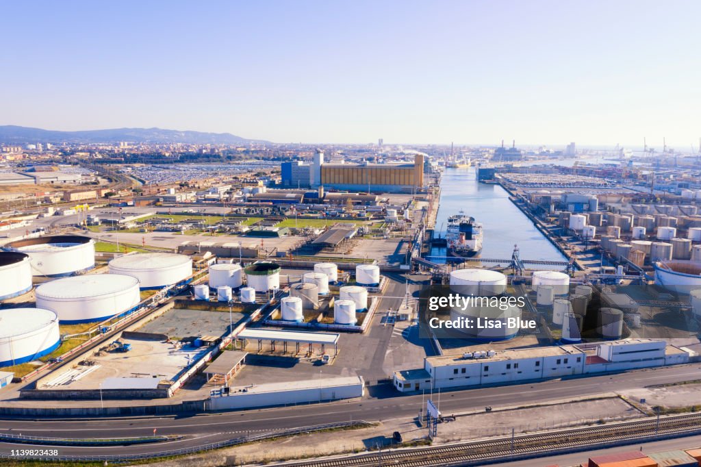 Vista aérea de la refinería química