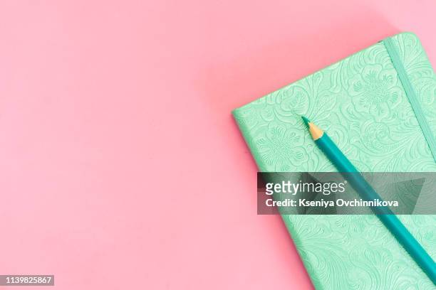 blank notepad with yellow pencil on pink and blue background - 2019 calendar background stock-fotos und bilder