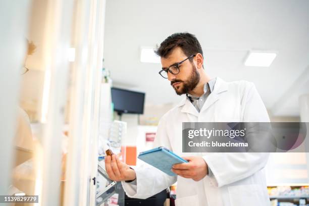 el farmacéutico que trabaja en la farmacia - drug delivery fotografías e imágenes de stock