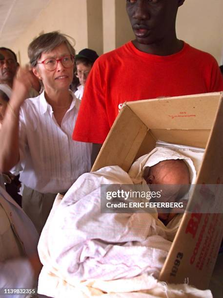 La directrice générale de l'UNICEF, Carol Bellamy, se fait présenter un bébé prématuré dans un carton lui tenant lieu de couveuse, lors de sa visite...