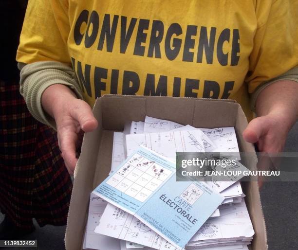 Une infirmière libérale présente, le 24 octobre 2000, dans le fief électoral du Premier ministre Lionel Jospin à Cintegabelle, un carton de cartes...