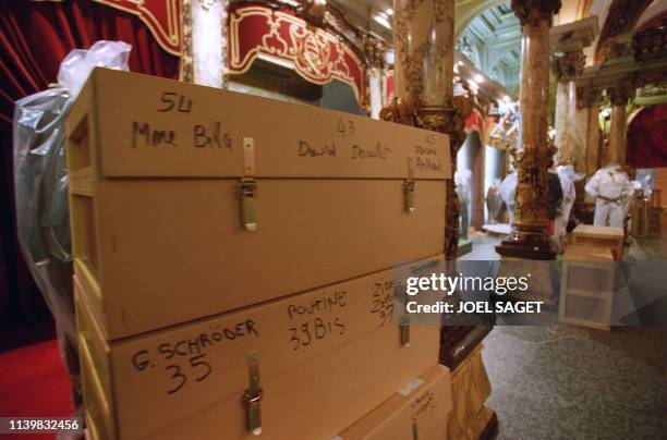 Des décors partiellement démontés sont visibles, le 02 janvier 2001 dans une salle du musée Grévin à Paris, lors du déménagement des personnages vers...