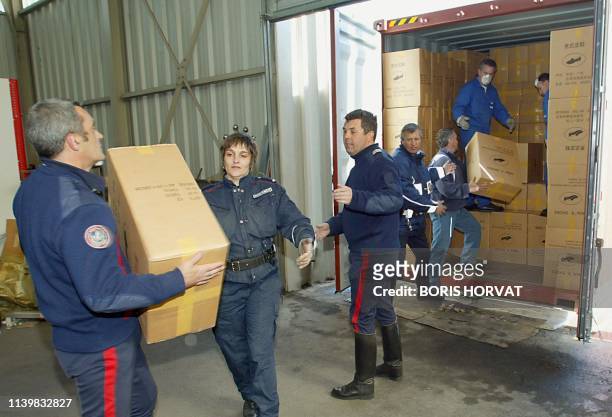 Les douaniers du port autonome de Marseille chargent, le 10 avril 2003 à Port St Louis, des cartons à chaussures renfermant 9,24 tonnes de cigarettes...