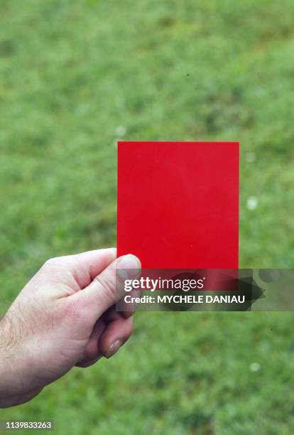 Photo prise le 26 mai 2006 sur un terrain de football de Bagnoles-de-l'Orne d'un carton rouge. AFP PHOTO MYCHELE DANIAU