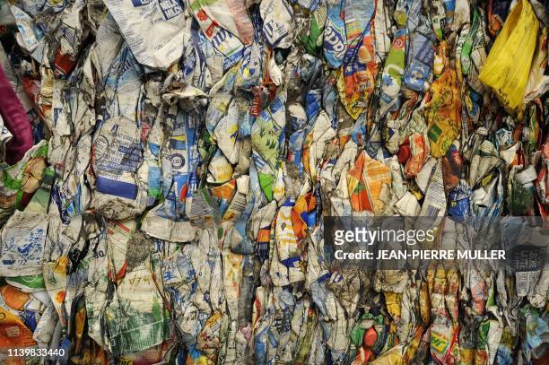Des bouteilles en plastique compactées sont entreposées au centre de traitement des déchets recyclables de la sociéte Astria, le 1er octobre 2008 à...