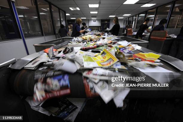 Des employées effectuent des opérations de triage au centre de traitement des déchets recyclables de la sociéte Astria, le 1er octobre 2008 à Bègles....