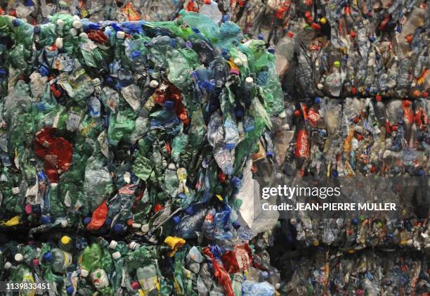 Des bouteilles en plastique compactées sont entreposées au centre de traitement des déchets recyclables de la sociéte Astria, le 1er octobre 2008 à...