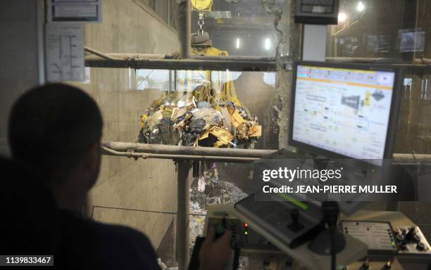 Vue de la salle de pilotage du centre de traitement des déchets recyclables de la société Astria, le 1er octobre 2008 à Bègles. L'entreprise englobe...