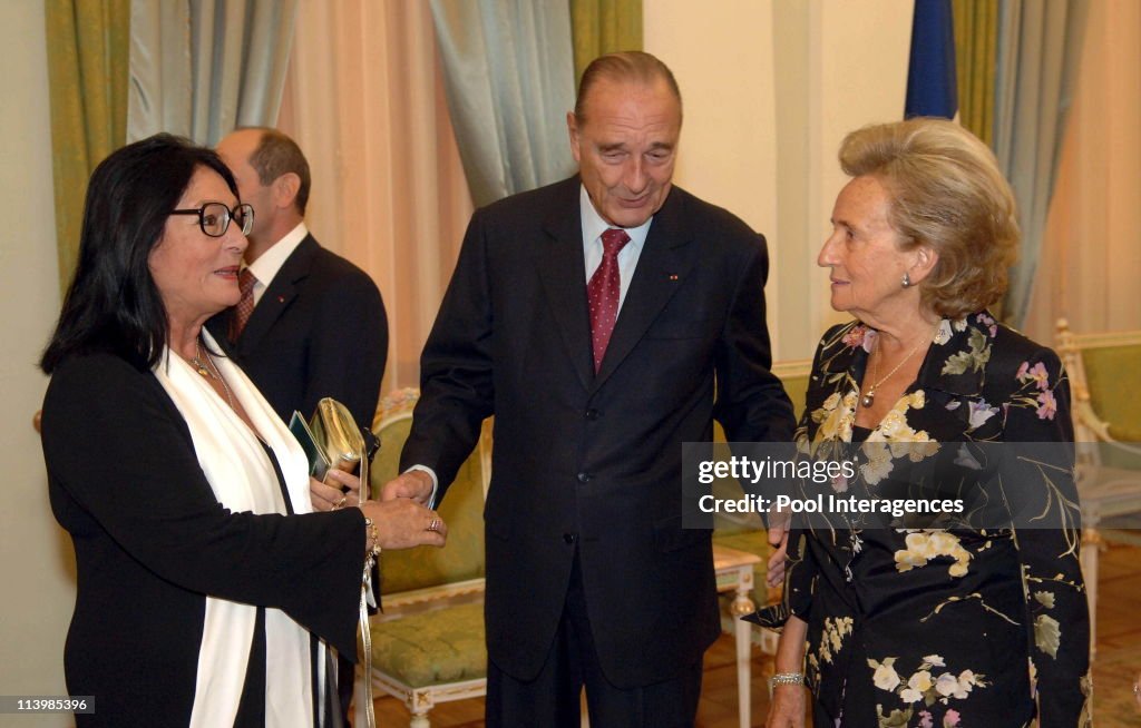 France's President Jacques Chirac and his wife and Armenia's President Robert Kotcharion welcome guests prior a state dinner In Yerevan, Armenia On September 29, 2006 -