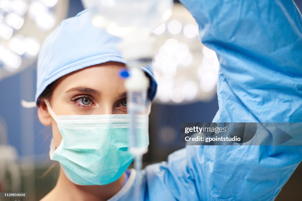Anestesiólogo femenino durante el funcionamiento duro