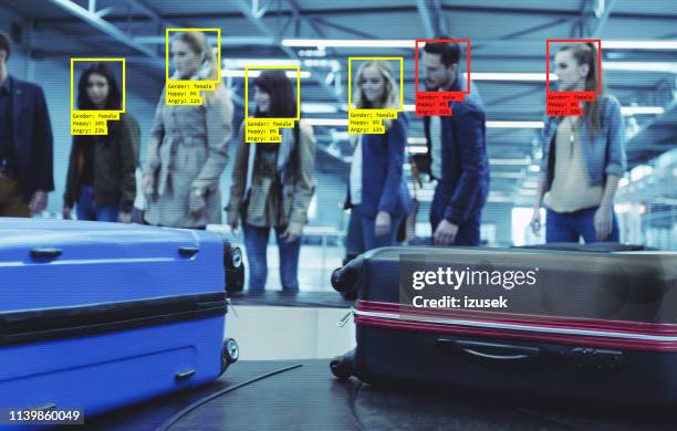 gesichtstechnik am flughafen - facial recognition technology stock-fotos und bilder