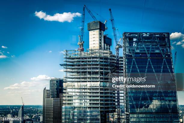 obra de construcción y desarrollo en la ciudad - torre estructura de edificio fotografías e imágenes de stock