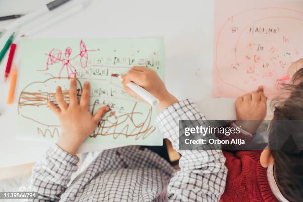 chicos dibujando en casa - preschool building fotografías e imágenes de stock