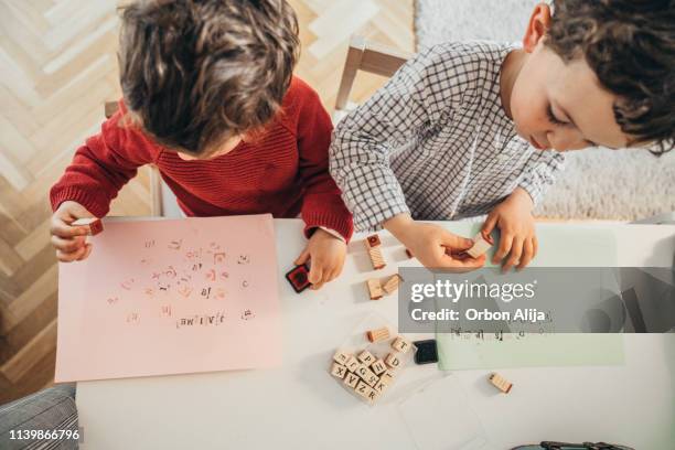 garçons dessinant à la maison - spelling stock photos et images de collection