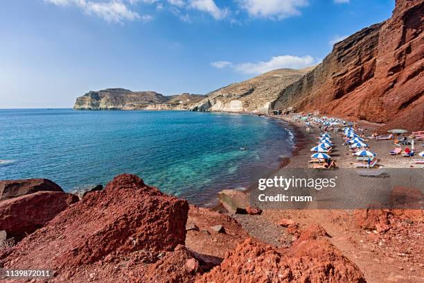 elevação acima da vista da praia vermelha famosa, santorini, greece - santorini - fotografias e filmes do acervo