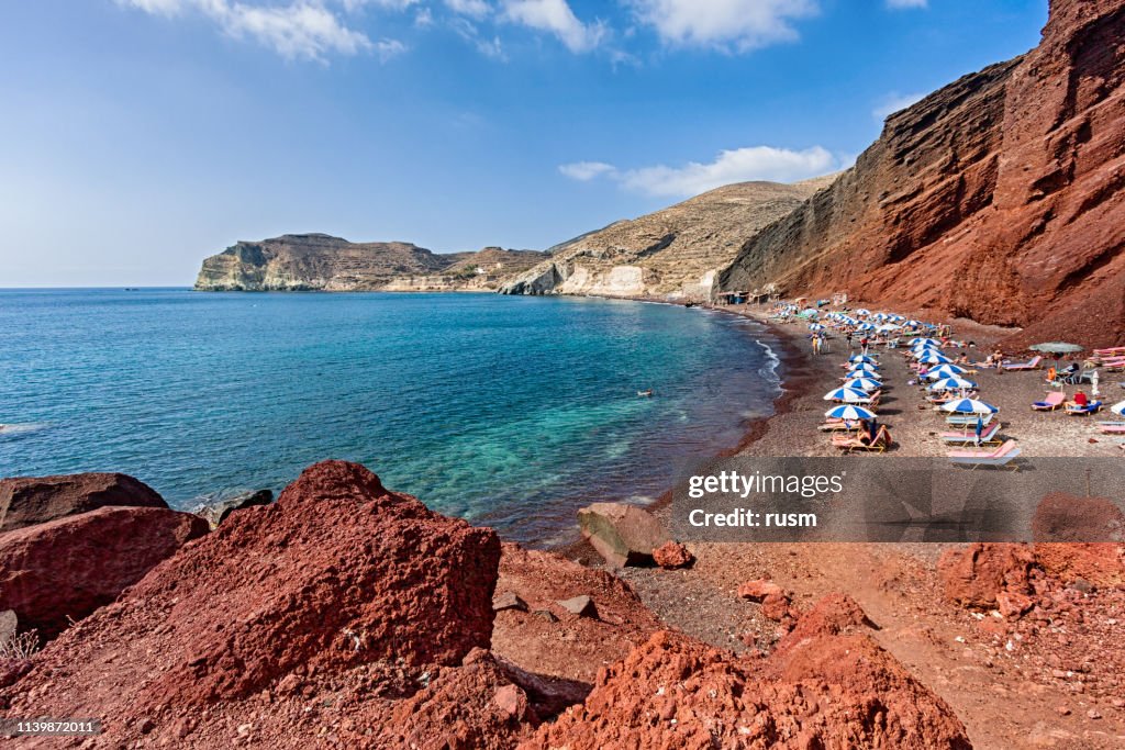 Hög upp syn på berömda Red Beach, Santorini, Grekland