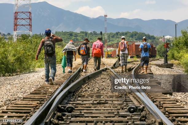 usa/mexiko grenze-migranten - mexico border wall stock-fotos und bilder