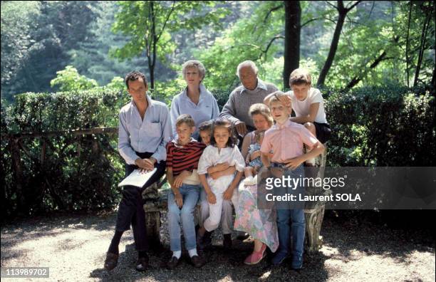 Close-up Giovanni Agnelli and family In Turin, Italy On July 16, 1986-With wife Marella, children and grandchildren.
