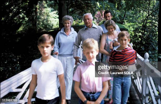 Close-up Giovanni Agnelli and family In Turin, Italy On July 16, 1986-With wife Marella, children and grandchildren.