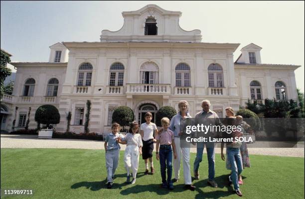 Close-up Giovanni Agnelli and family In Turin, Italy On July 16, 1986-With wife Marella, children and grandchildren.