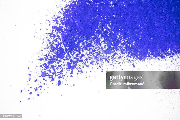 blue pile of pigment powder - vernice in polvere foto e immagini stock