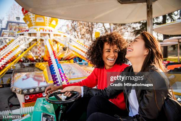 spaß. - kirmes fahrgeschäft stock-fotos und bilder