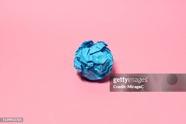 crumpled paper ball on pink background - papierkugel stock-fotos und bilder