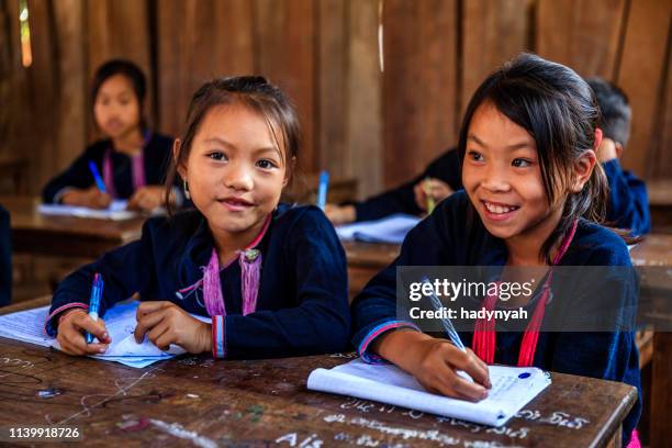 crianças de laotian em uma escola preliminar, vila em laos do norte - developing countries - fotografias e filmes do acervo