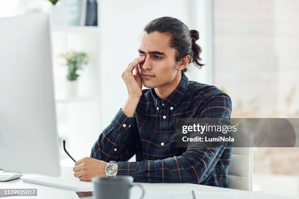 ik begin om uit het oog verliezen van succes - start ups im büro stockfoto's en -beelden