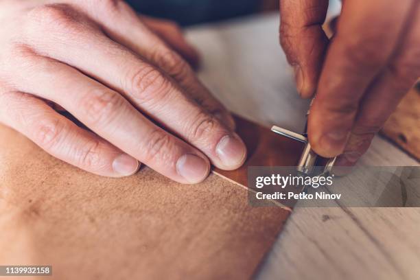 bibliothèque en cuir d’artisanat d’homme - sac en cuir photos et images de collection