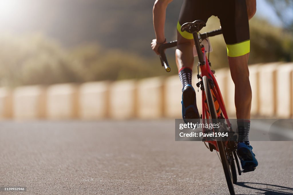 Ciclismo do homem do ciclista da bicicleta da estrada